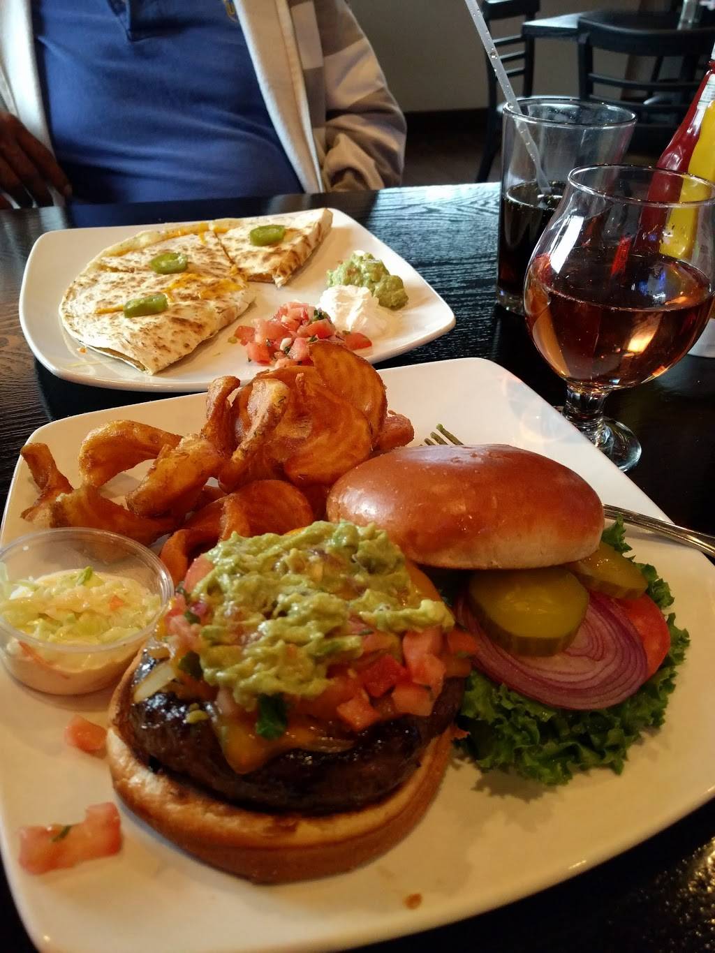 Mannys Ale House | restaurant | 683 St Charles Rd, Elmhurst, IL 60126, USA | 6306178700 OR +1 630-617-8700