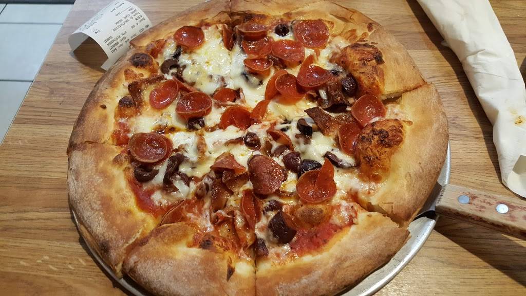 Fairlington Pizza | restaurant | 1715 Centre Plaza, Alexandria, VA 22302, USA | 7039986711 OR +1 703-998-6711