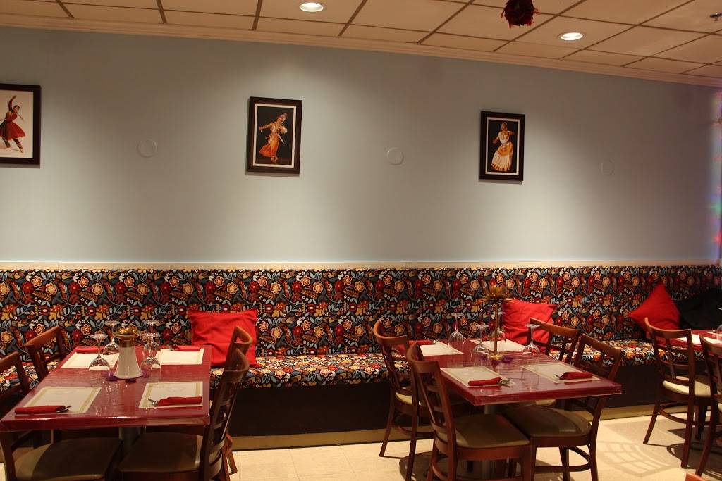Radhikas Kitchen | restaurant | 825 W Higgins Rd, Schaumburg, IL 60195, USA | 8477648100 OR +1 847-764-8100