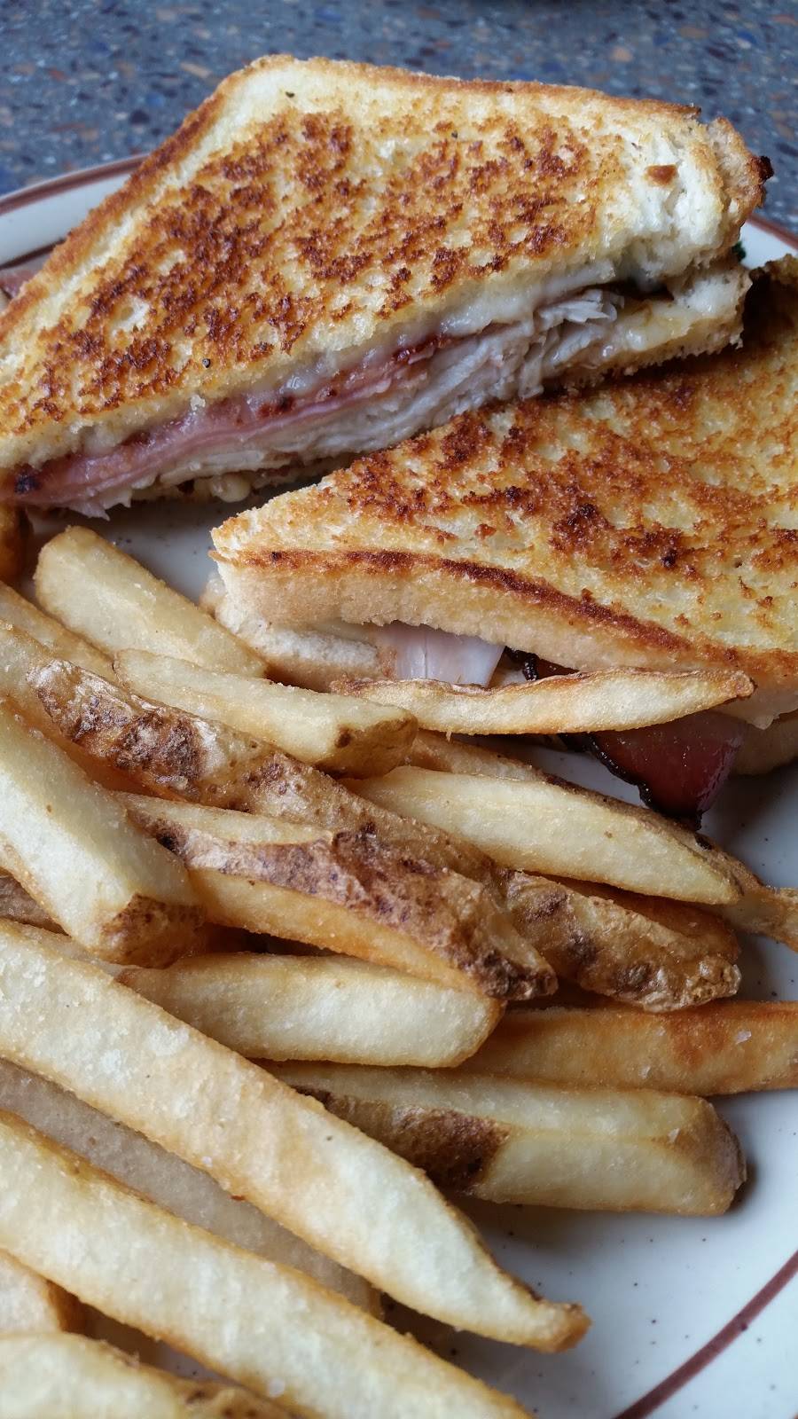 Fishin Hole Restaurant | restaurant | 103 Brumfield Ave, Montesano, WA 98563, USA | 3609644109 OR +1 360-964-4109