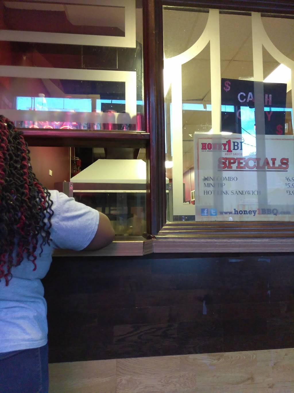 Honey 1 BBQ | restaurant | 746 E 43rd St, Chicago, IL 60653, USA | 7732859455 OR +1 773-285-9455