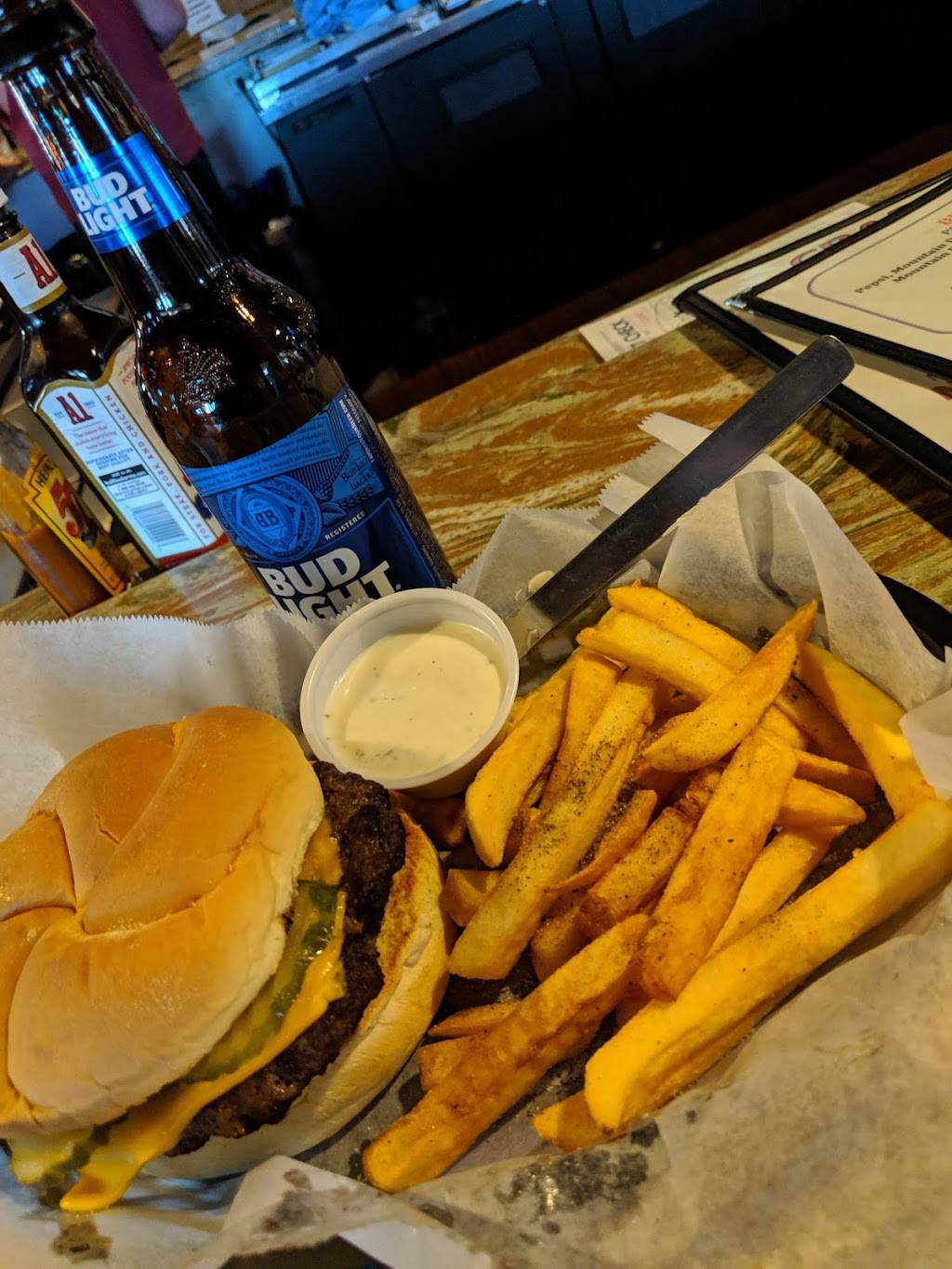 Crabbys Bar & Grill | restaurant | 826 W 1st Ave, Coal Valley, IL 61240, USA | 3097993300 OR +1 309-799-3300