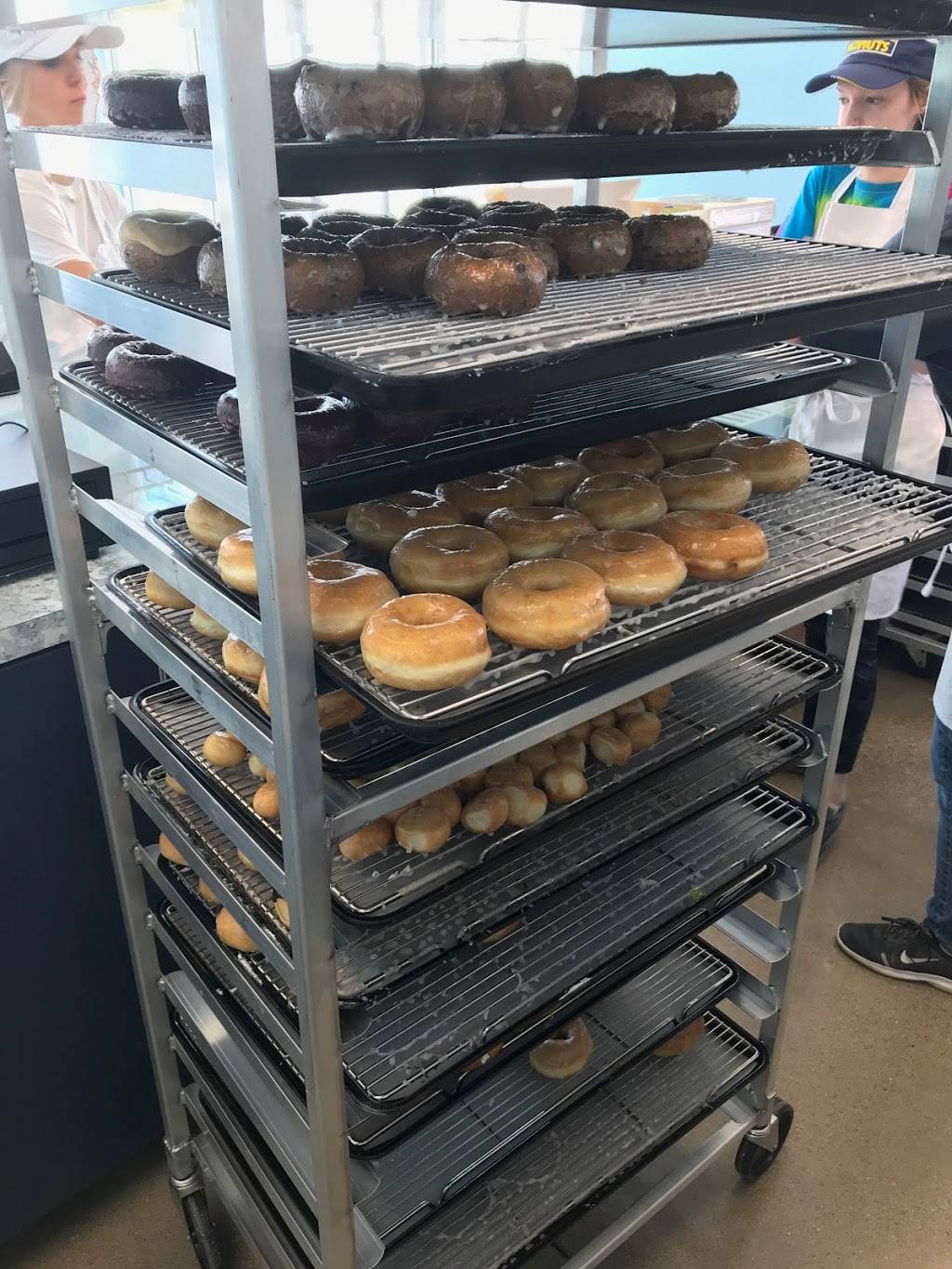 Nanas Daylight Donuts | restaurant | 2245 Sheek Rd Suite A, Greenwood, IN 46143, USA | 3173609988 OR +1 317-360-9988