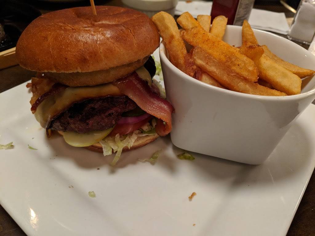 Simcoe Arms | restaurant | 140 Queensway East, Simcoe, ON N3Y 4W1, Canada | 5194285635 OR +1 519-428-5635