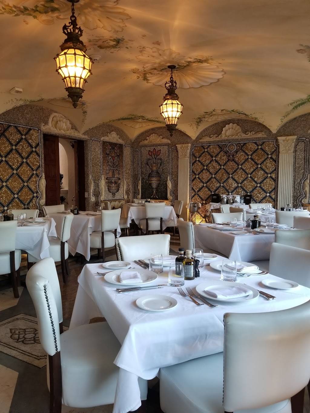 Giannis At The Former Versace Mansion | restaurant | 1116 Ocean Dr, Miami Beach, FL 33139, USA | 7864852200 OR +1 786-485-2200