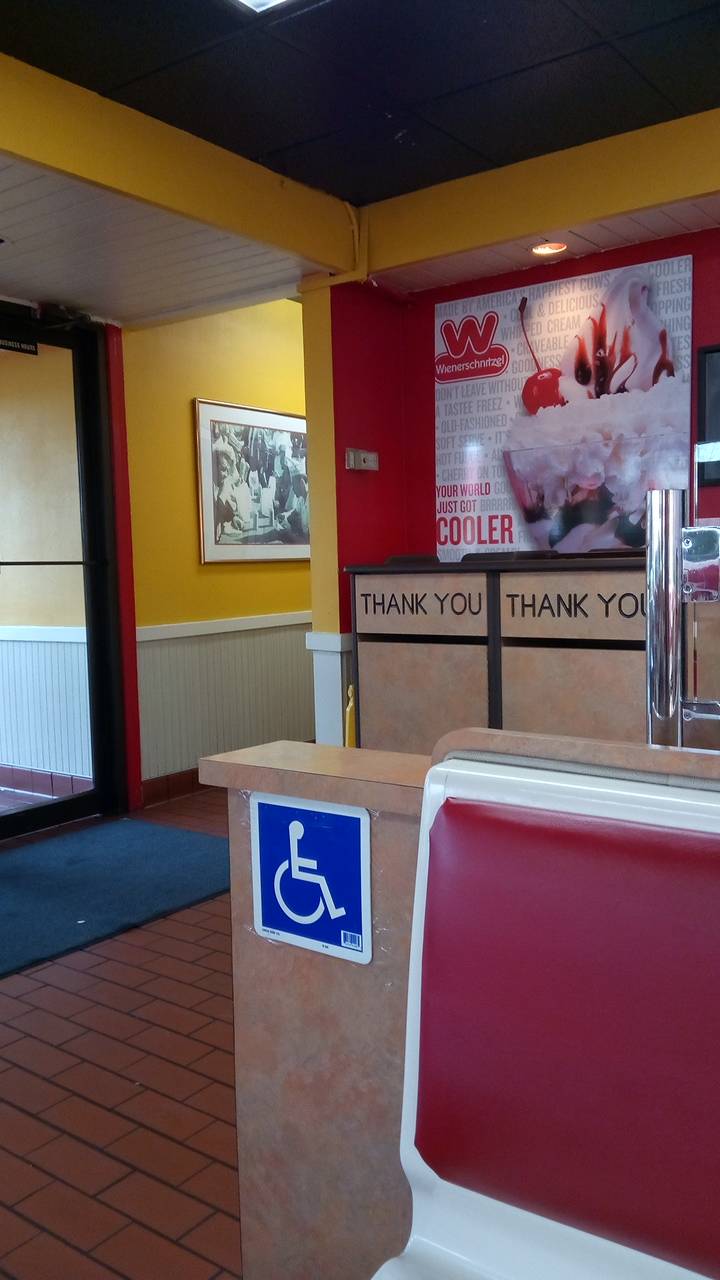 Wienerschnitzel | restaurant | 103 W Main St, Woodland, CA 95695, USA | 5306627978 OR +1 530-662-7978