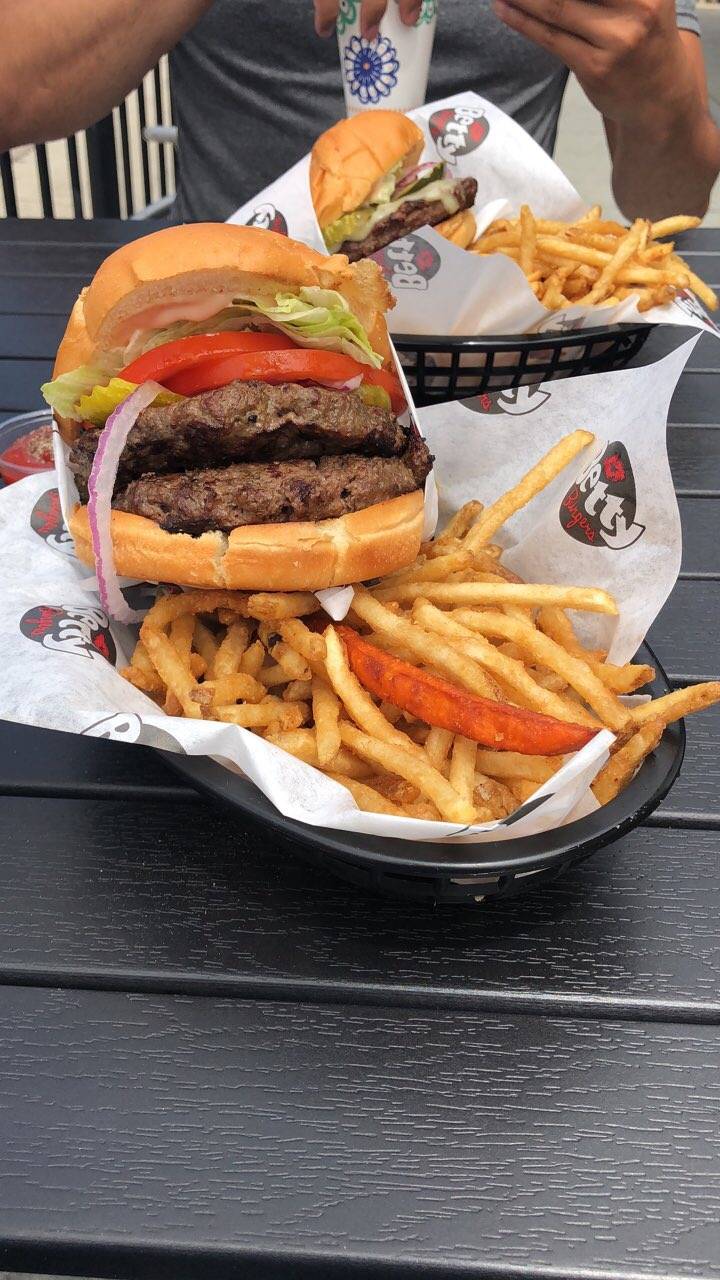 Betty Burgers | restaurant | 505 Seabright Ave, Santa Cruz, CA 95062, USA | 8314238190 OR +1 831-423-8190