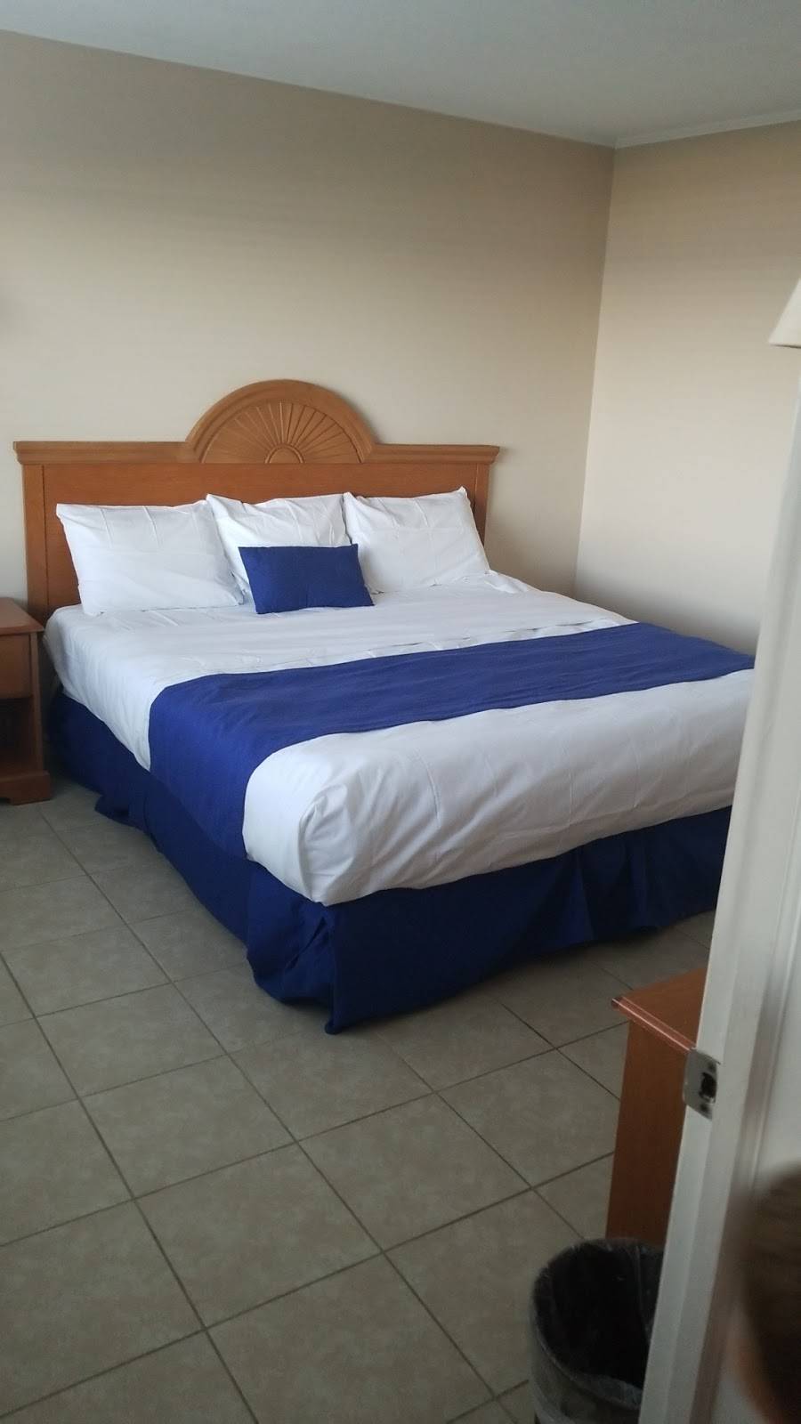 Jolly Roger Inn & Pier | restaurant | 803 Ocean Blvd, Topsail Beach, NC 28445, USA | 9103284616 OR +1 910-328-4616