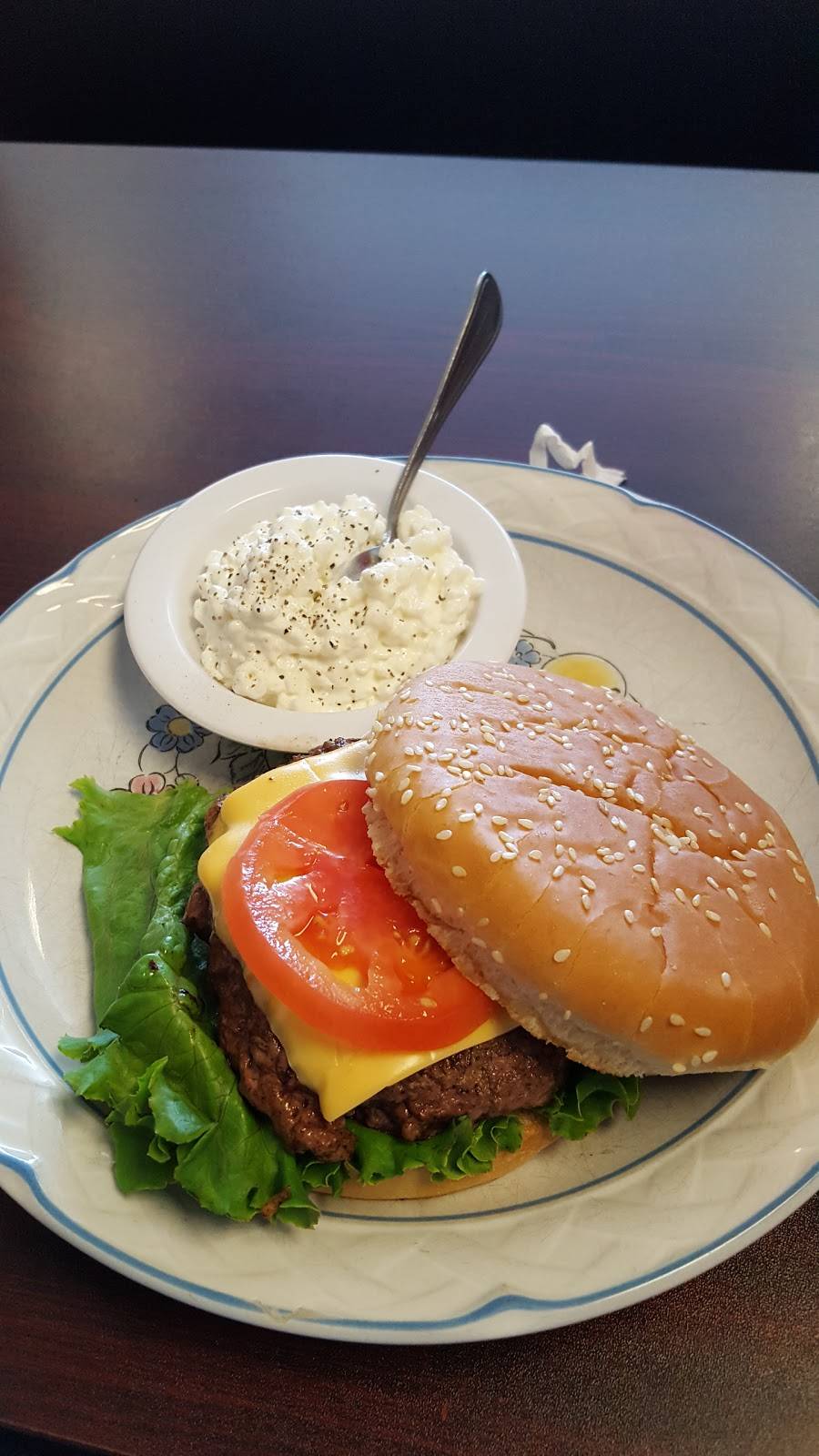 The Lunch Box | restaurant | 1513 Harrison Ave, Elkins, WV 26241, USA | 3045914575 OR +1 304-591-4575