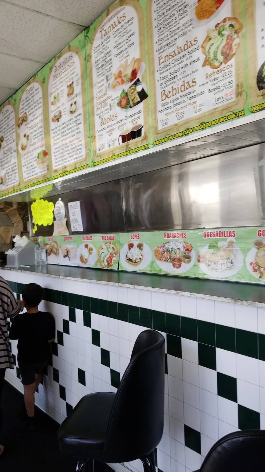 Manolos Tamales | restaurant | 4706 W 63rd St, Chicago, IL 60629, USA | 7738848000 OR +1 773-884-8000