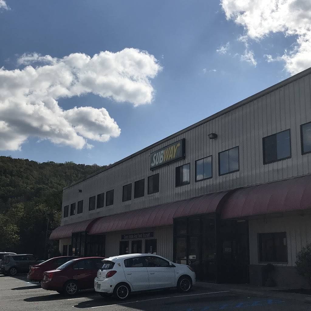 Subway | restaurant | 5151 N Fork Rd, Elliston, VA 24087, USA | 5402682880 OR +1 540-268-2880