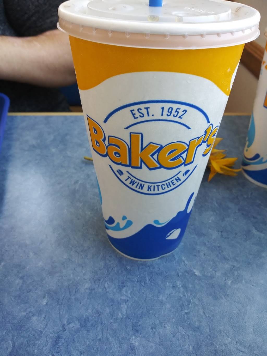 Bakers Drive-Thru | restaurant | 12820 Day St, Moreno Valley, CA 92553, USA | 9098845233 OR +1 909-884-5233