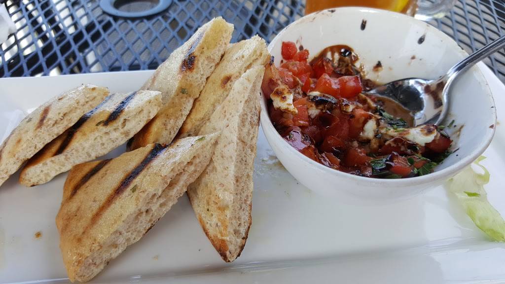 The Farmhouse Restaurant | restaurant | 268 Bradford St, Barrie, ON L4N 3B7, Canada | 7057370522 OR +1 705-737-0522