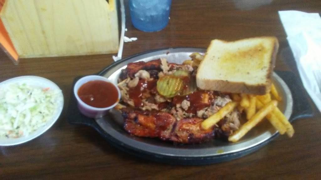 Hog Rock Bar-B-Q | restaurant | 7585 US-231, Wetumpka, AL 36092, USA | 3345674545 OR +1 334-567-4545