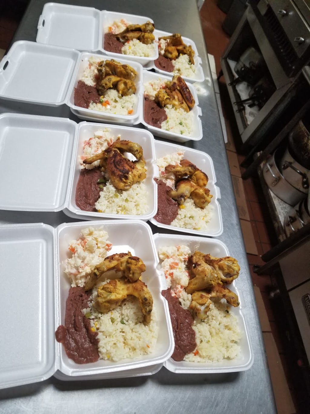 Deli & Restaurante La Bendición | restaurant | 321 Nassau Rd, Roosevelt, NY 11575, USA | 5166081777 OR +1 516-608-1777