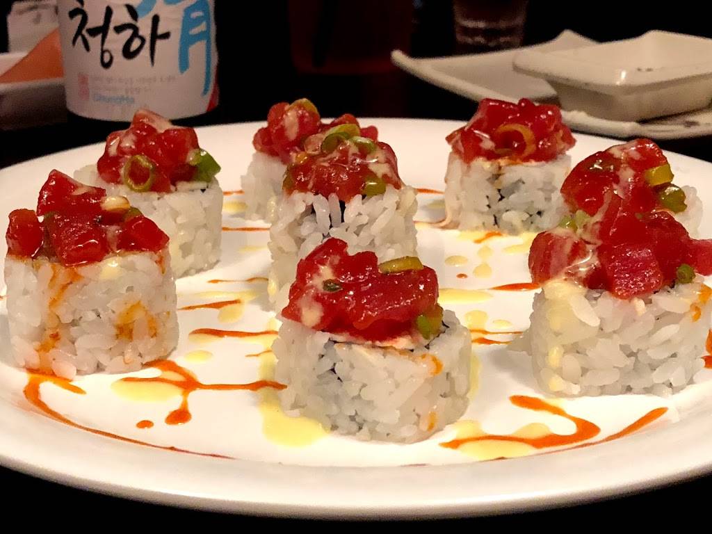 Tiparos Thai Cuisine & Sushi Bar | restaurant | 1540 N Clark St, Chicago, IL 60610, USA | 3127129900 OR +1 312-712-9900