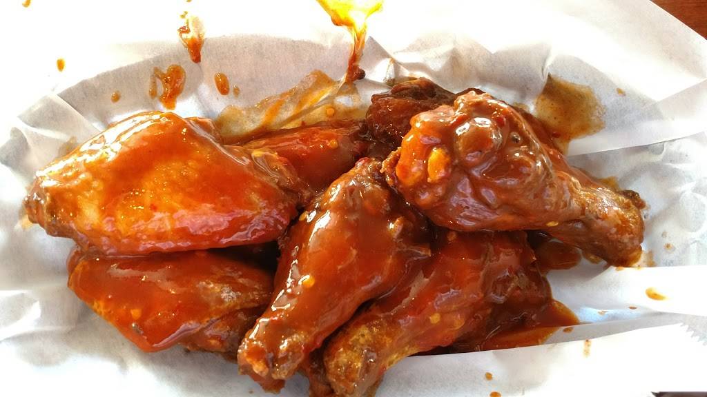 Ba-Da Wings | restaurant | 2161 Avent Ferry Rd, Raleigh, NC 27606, USA | 9198323902 OR +1 919-832-3902