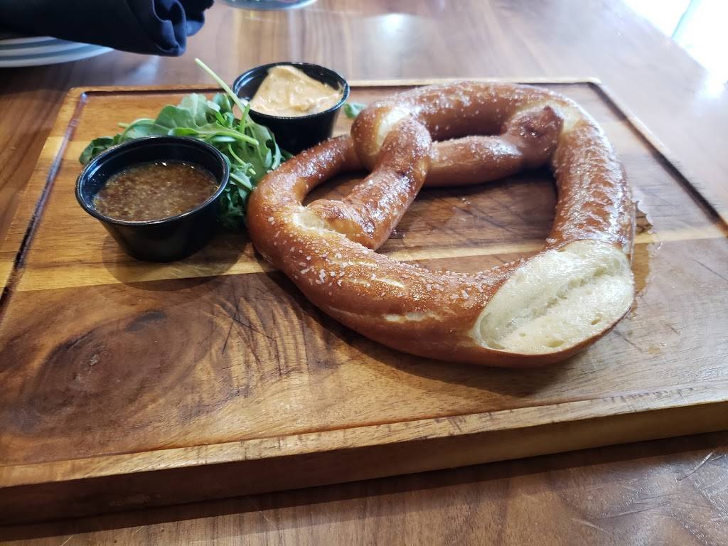 Redline Brewhouse | restaurant | 431 Bayview Dr 8 & 9, Barrie, ON L4N 8Y2, Canada | 7058819988 OR +1 705-881-9988