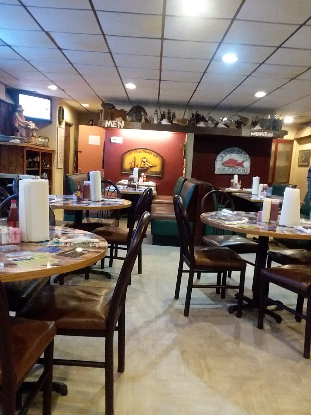 Quarterdeck | restaurant | 831 S Central Ave, Umatilla, FL 32784, USA | 3526694662 OR +1 352-669-4662