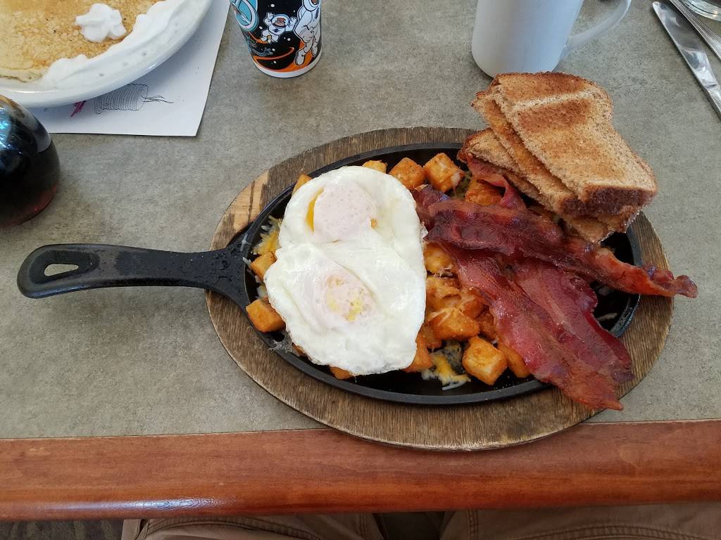 CreekView Grill | restaurant | 9650 Antler Creek Dr #115, Peyton, CO 80831, USA | 7194941900 OR +1 719-494-1900