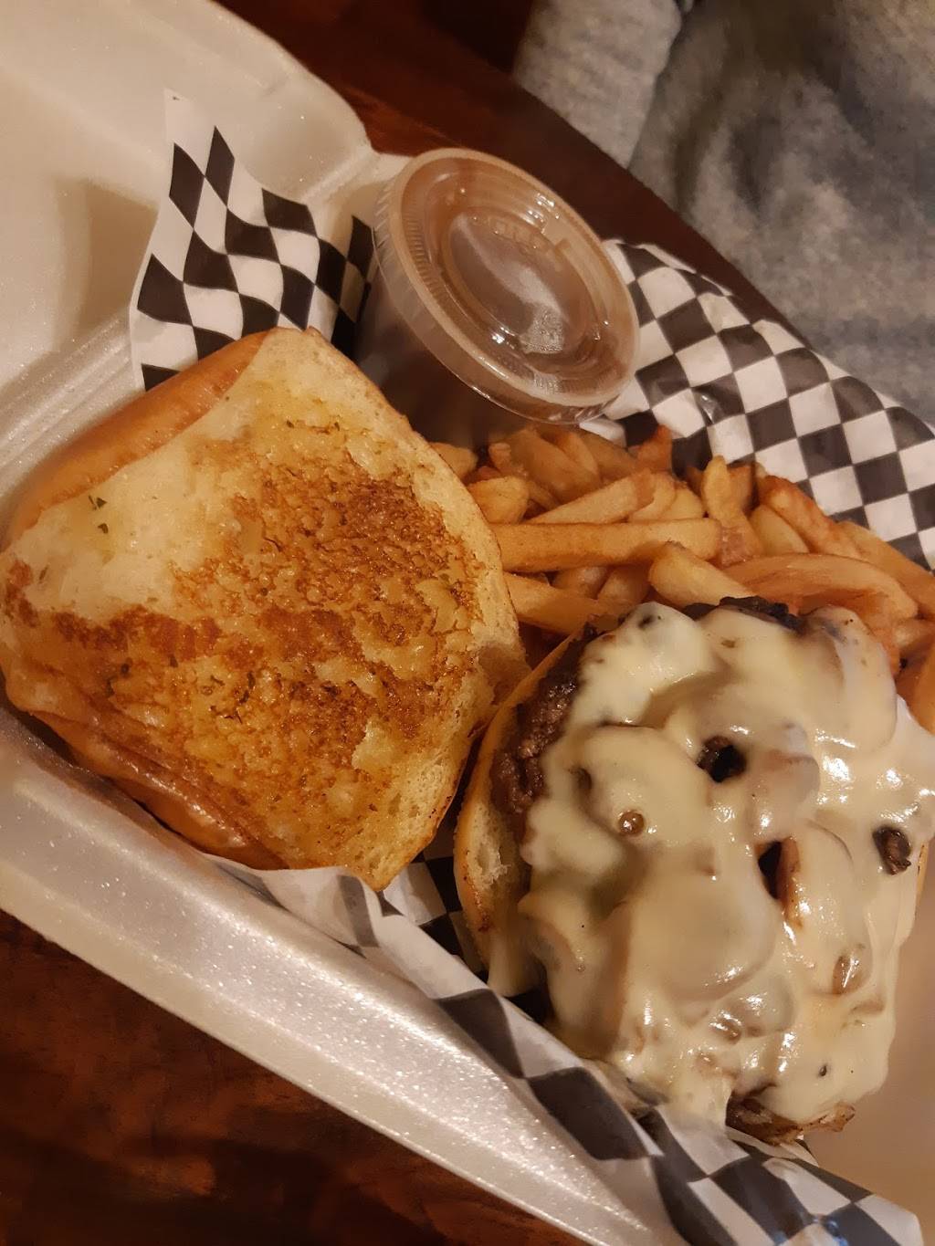 Hideout Bar & Grill | restaurant | 989 Front Rd, Windsor, ON N9J 2A5, Canada | 5197348844 OR +1 519-734-8844