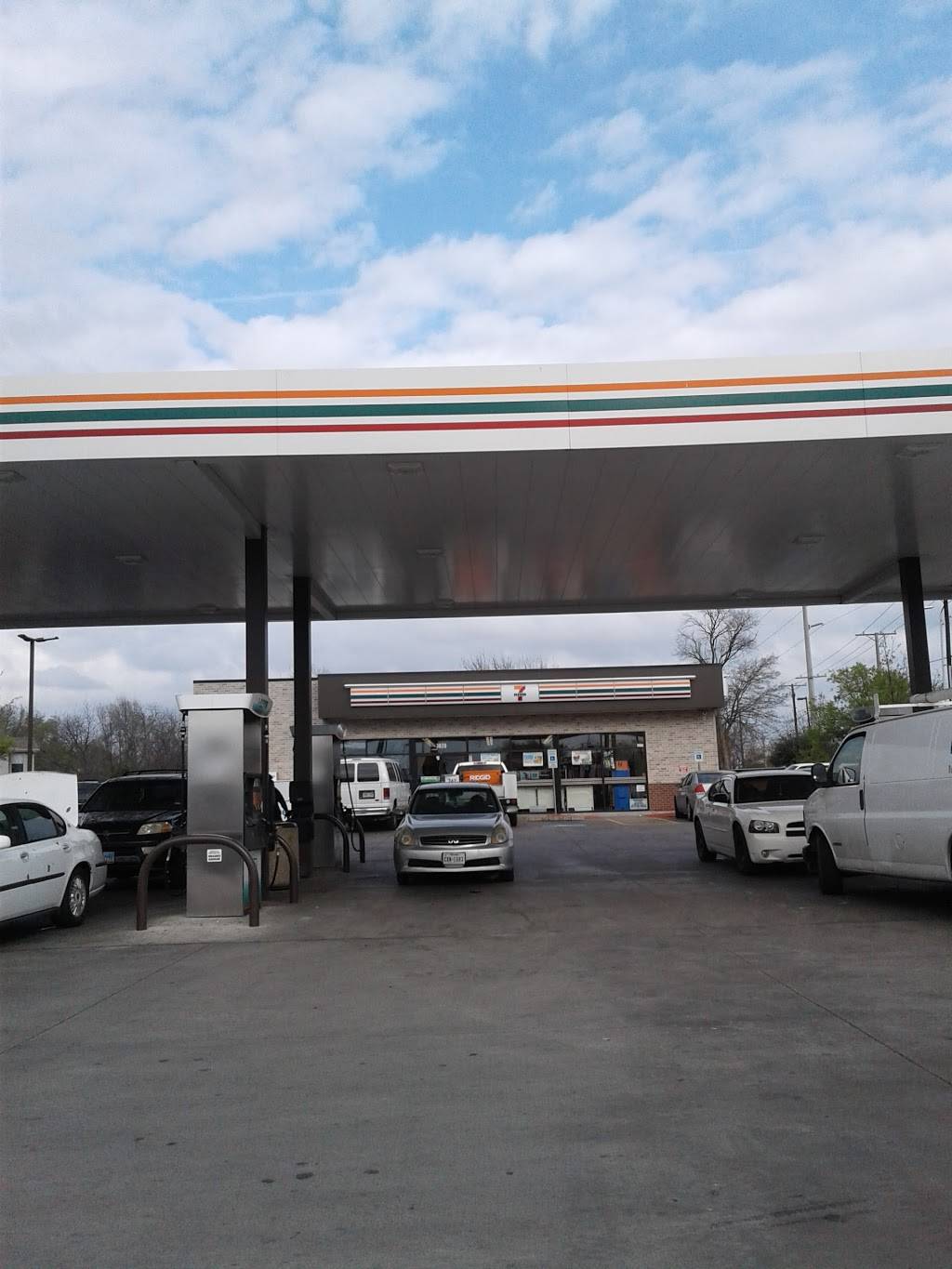 7-Eleven | bakery | 3020 N Hampton Rd, Dallas, TX 75212, USA | 2149054302 OR +1 214-905-4302