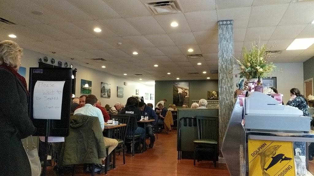 Dolphin Restaurant | restaurant | 26091 Broadway Ave, Bedford, OH 44146, USA | 4402525381 OR +1 440-252-5381