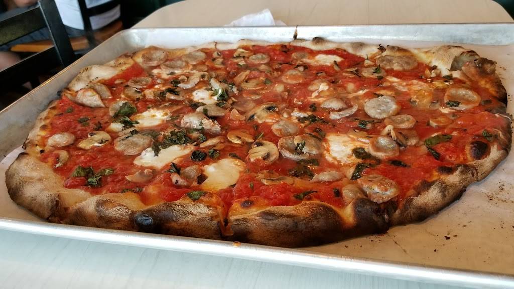 Frank Pepe Pizzeria Napoletana | restaurant | 238 State St Ext, Fairfield, CT 06825, USA | 2033337373 OR +1 203-333-7373