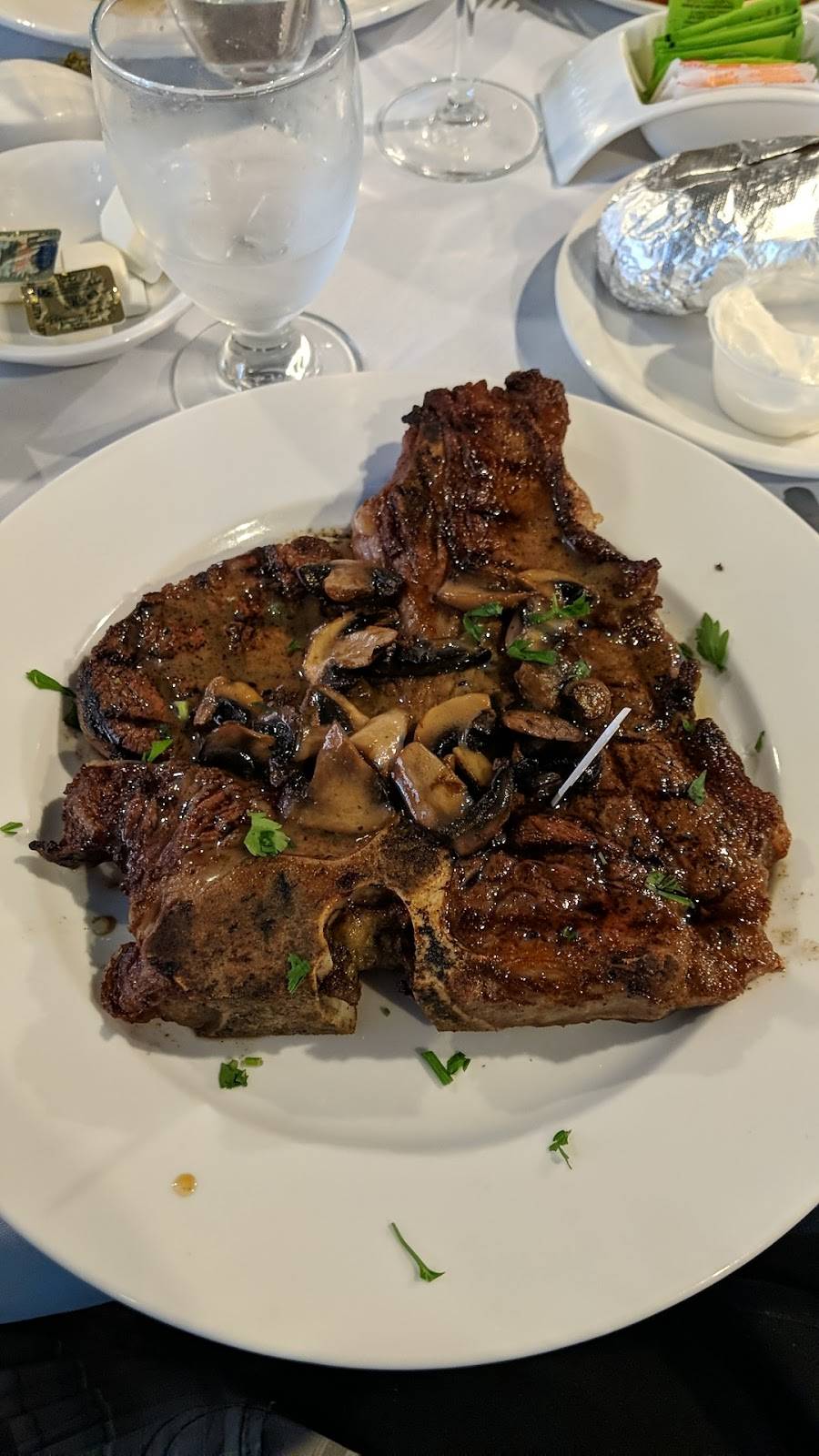 Angelos Chop House | restaurant | 1950 Welcome Way, Monroe, MI 48162, USA | 7342893500 OR +1 734-289-3500