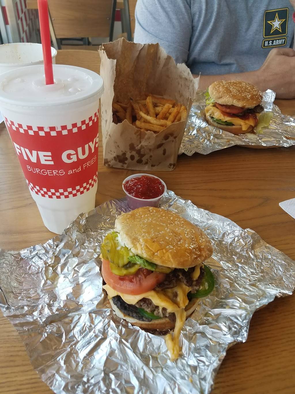 Five Guys | meal takeaway | 2800 41st St NW, Rochester, MN 55901, USA | 5072881464 OR +1 507-288-1464