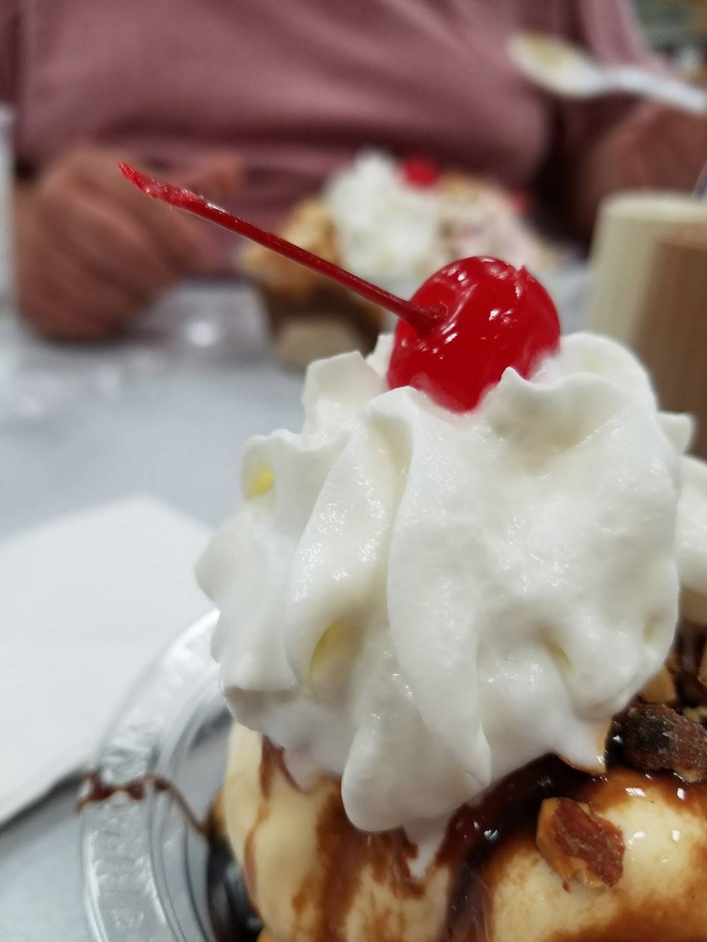 Braums Ice Cream & Burger Restaurant | restaurant | 400 E Robinson St, Norman, OK 73071, USA | 4053213431 OR +1 405-321-3431