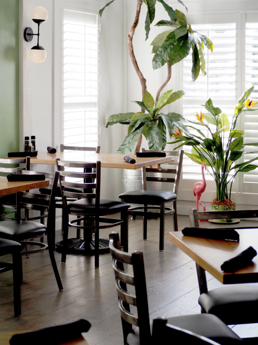 T2 Traders Restaurant | restaurant | 2340 Periwinkle Way, Sanibel, FL 33957, USA | 2395588919 OR +1 239-558-8919