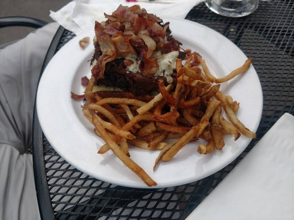 Kitty OReillys Irish Pub | restaurant | 59 E Oak St, Sturgeon Bay, WI 54235, USA | 9207437441 OR +1 920-743-7441