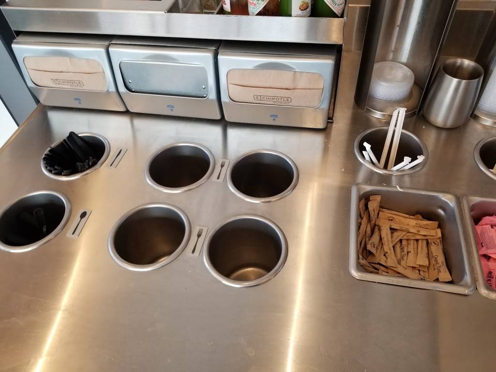 Chipotle Mexican Grill | restaurant | 826 Center Dr # 15, Dover, NH 03820, USA | 6037408984 OR +1 603-740-8984