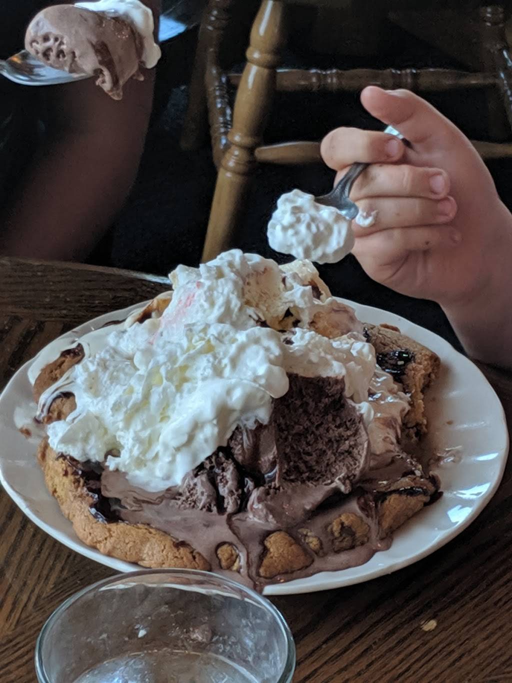 Raindancer Restaurant | restaurant | 4582 NY-30, Amsterdam, NY 12010, USA | 5188422606 OR +1 518-842-2606