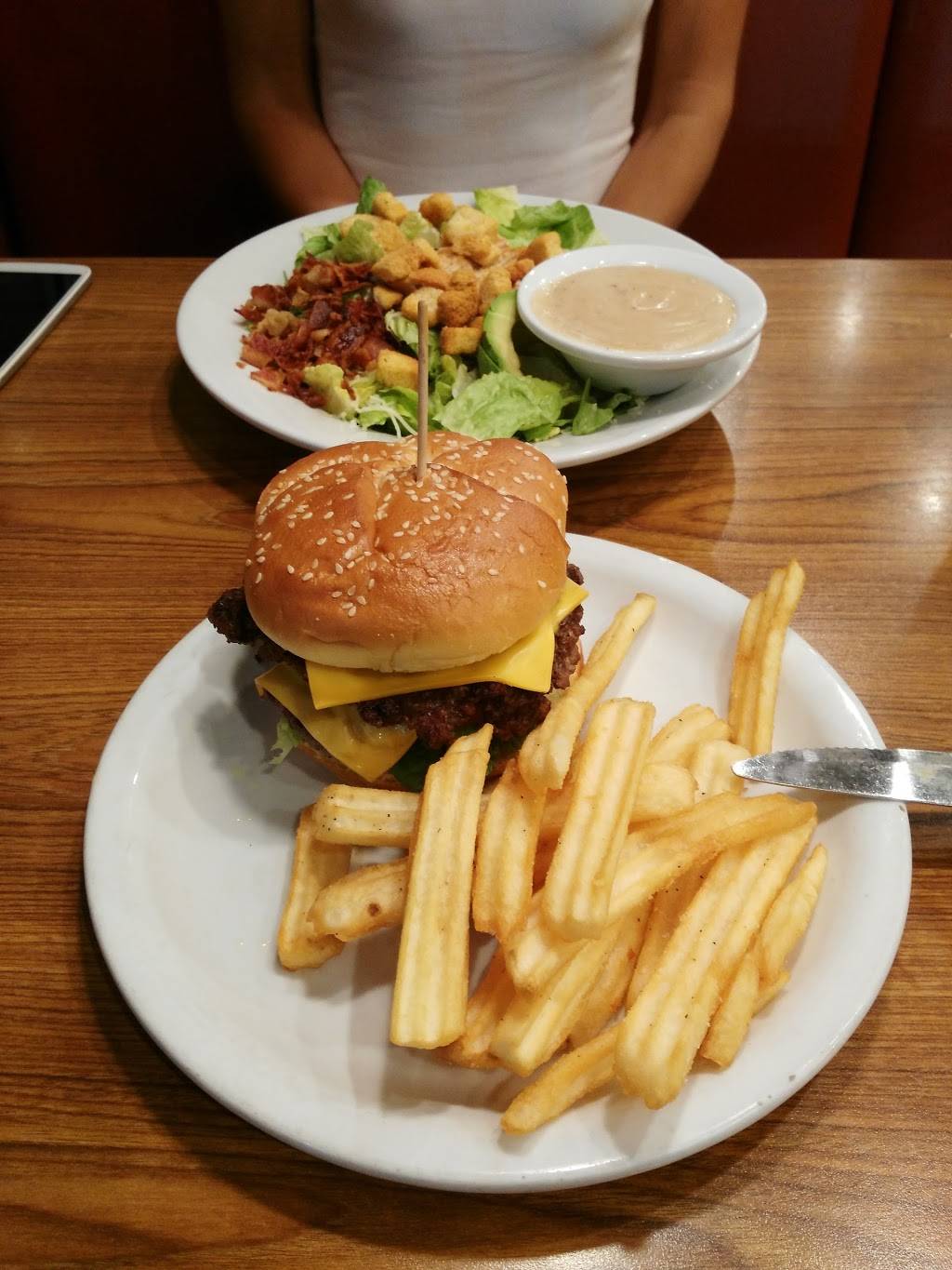 Dennys | restaurant | 1121 N Parkway Dr, Fresno, CA 93728, USA | 5592337811 OR +1 559-233-7811