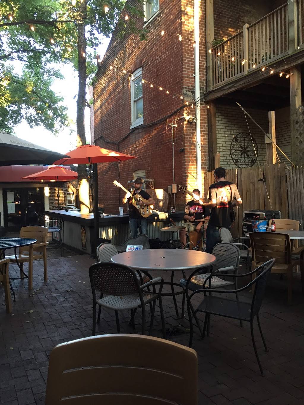 Great Grizzly Bear | restaurant | 1027 Geyer Ave, St. Louis, MO 63104, USA | 3142310444 OR +1 314-231-0444