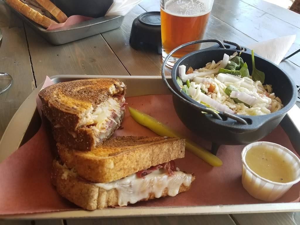 Antebellum Ale House | restaurant | 321 E Oak St, Weatherford, TX 76086, USA | 8173416625 OR +1 817-341-6625