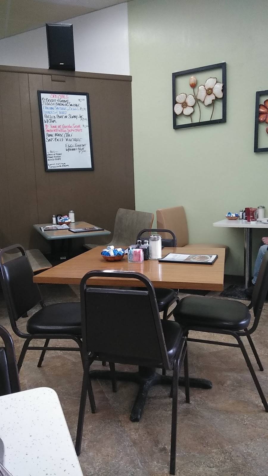 Angle Inn Restaurant | restaurant | 3134 N Rockton Ave, Rockford, IL 61103, USA | 8159648865 OR +1 815-964-8865