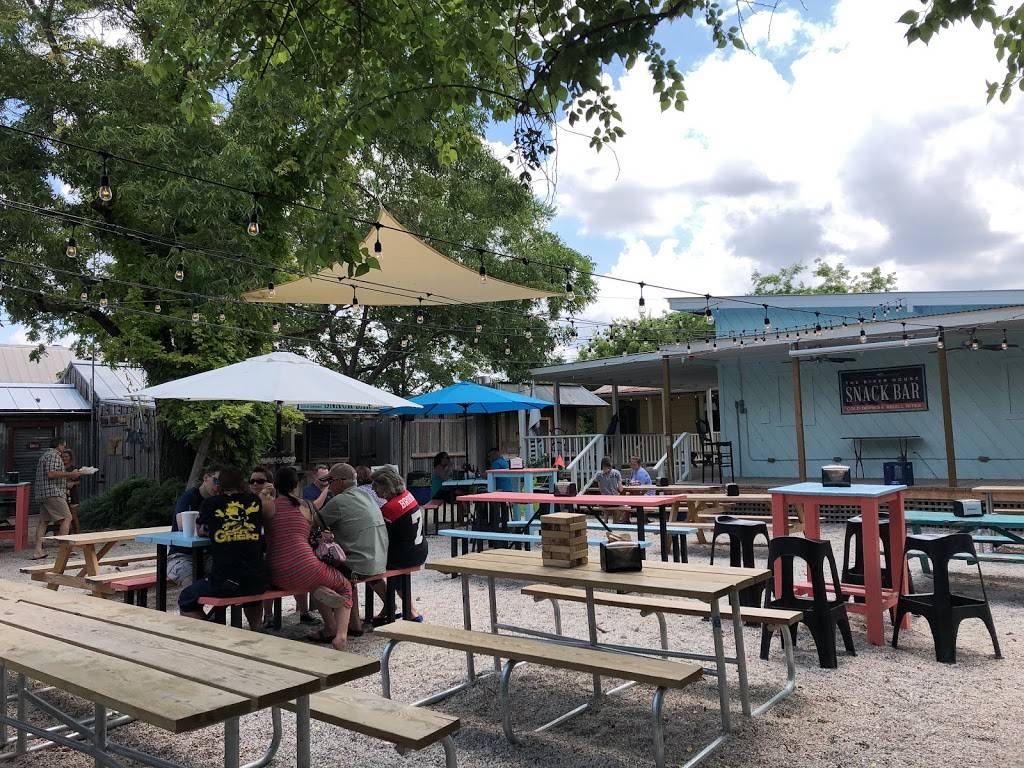 The River House Snack Bar | restaurant | 1706 Hunter Rd, New Braunfels, TX 78130, USA | 8306080690 OR +1 830-608-0690