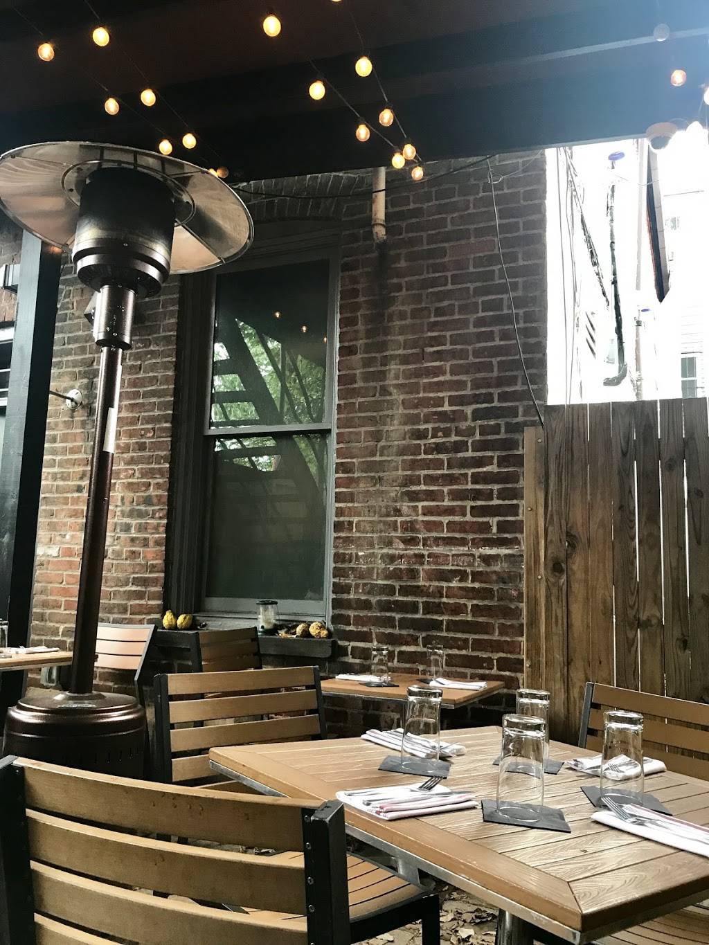 Beuchert’s Saloon | restaurant | 623 Pennsylvania Ave SE, Washington, DC 20003, USA | 2027331384 OR +1 202-733-1384