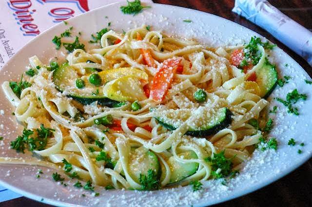 Tom Sawyer Diner | restaurant | 98 E Ridgewood Ave, Paramus, NJ 07652, USA | 2012620111 OR +1 201-262-0111