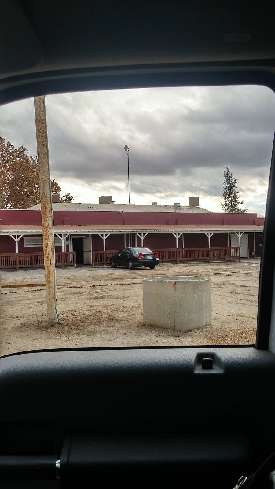 Browns Bar & Grill, Inc. | restaurant | 5020 19 1/2 Ave, Riverdale, CA 93656, USA | 5599231222 OR +1 559-923-1222