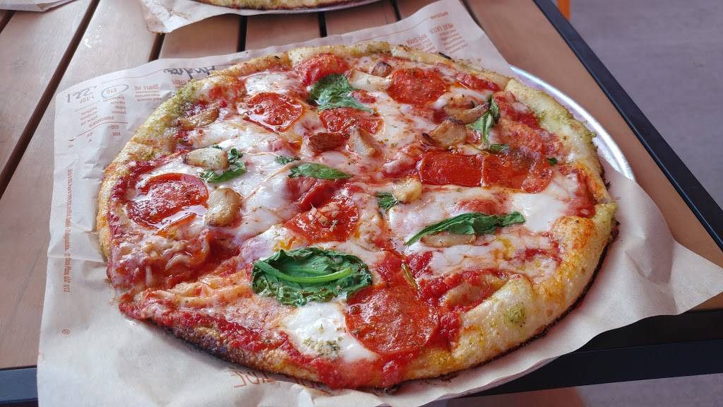 Blaze Pizza | meal takeaway | 6550 N Sheridan Rd, Chicago, IL 60626, USA | 7735361398 OR +1 773-536-1398