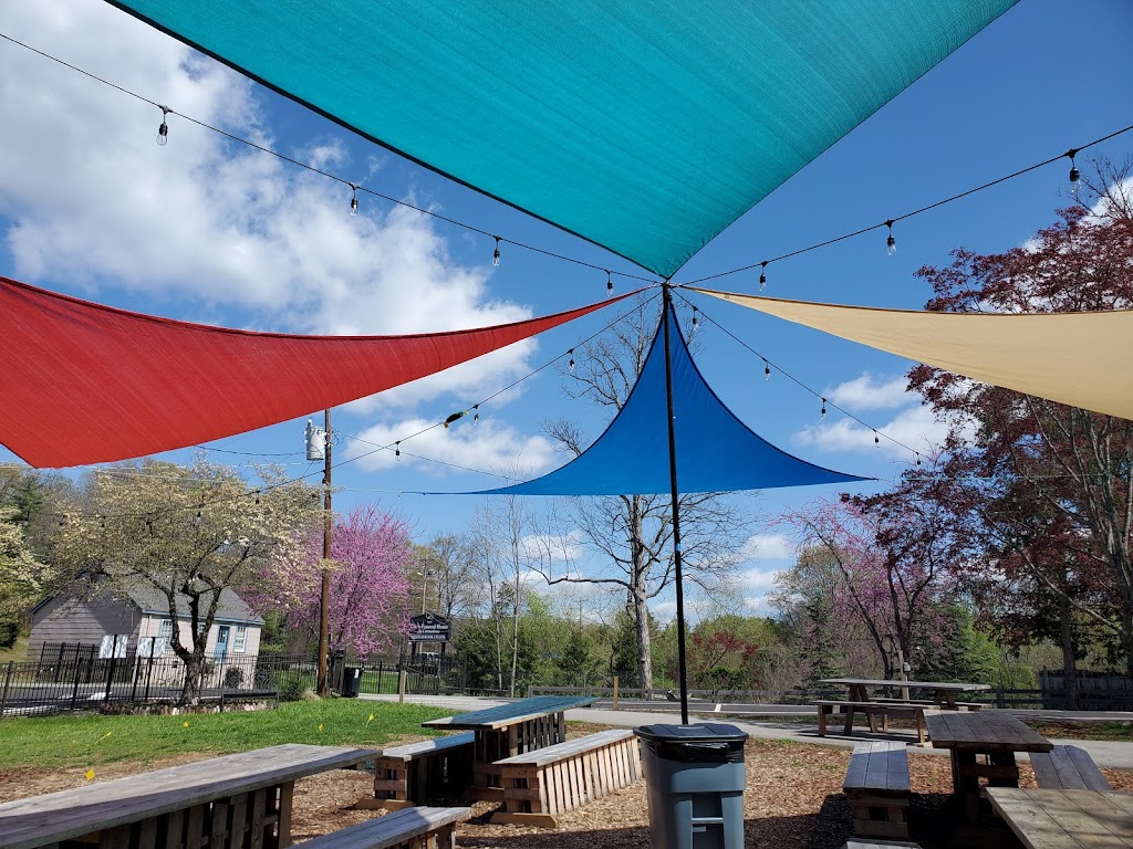 The Cave Food Truck Park | restaurant | Knoxville, TN 37923, USA | 8659850326 OR +1 865-985-0326