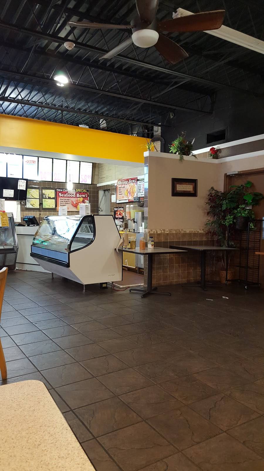 Moons Wings & Seafood Market | restaurant | 1588 Eisenhower Pkwy, Macon, GA 31206, USA | 4787818880 OR +1 478-781-8880