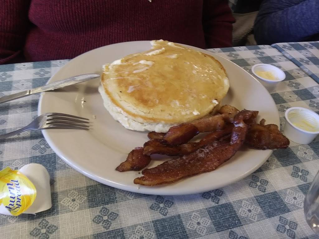 Easton Cafe LLC | restaurant | 319 W Riley St, Easton, KS 66020, USA | 9137735424 OR +1 913-773-5424