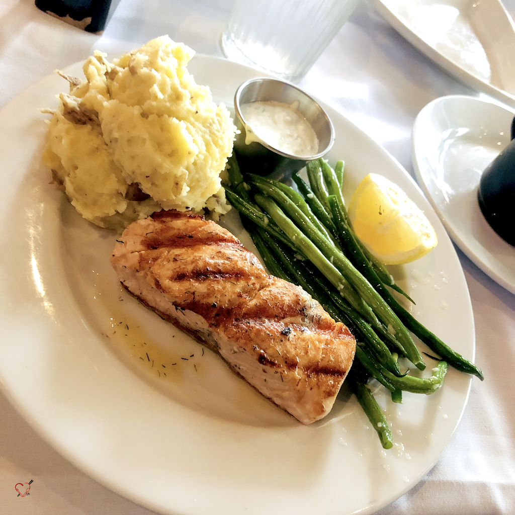 Houlihans | restaurant | 1900 S 1st St, Champaign, IL 61820, USA | 2178195005 OR +1 217-819-5005