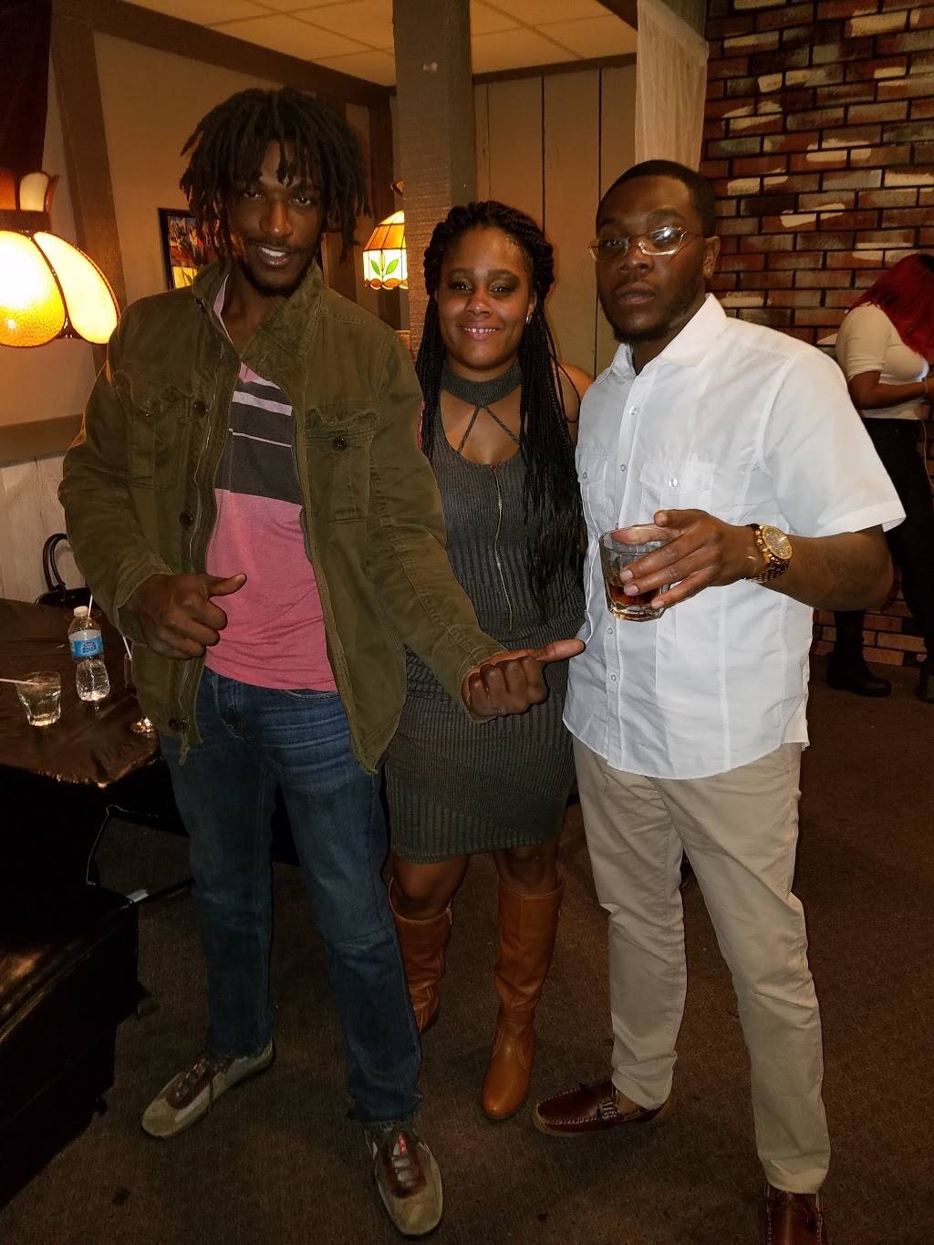 Bobby Des Gateway | restaurant | 25700 Aurora Rd, Bedford Heights, OH 44146, USA | 4404392400 OR +1 440-439-2400