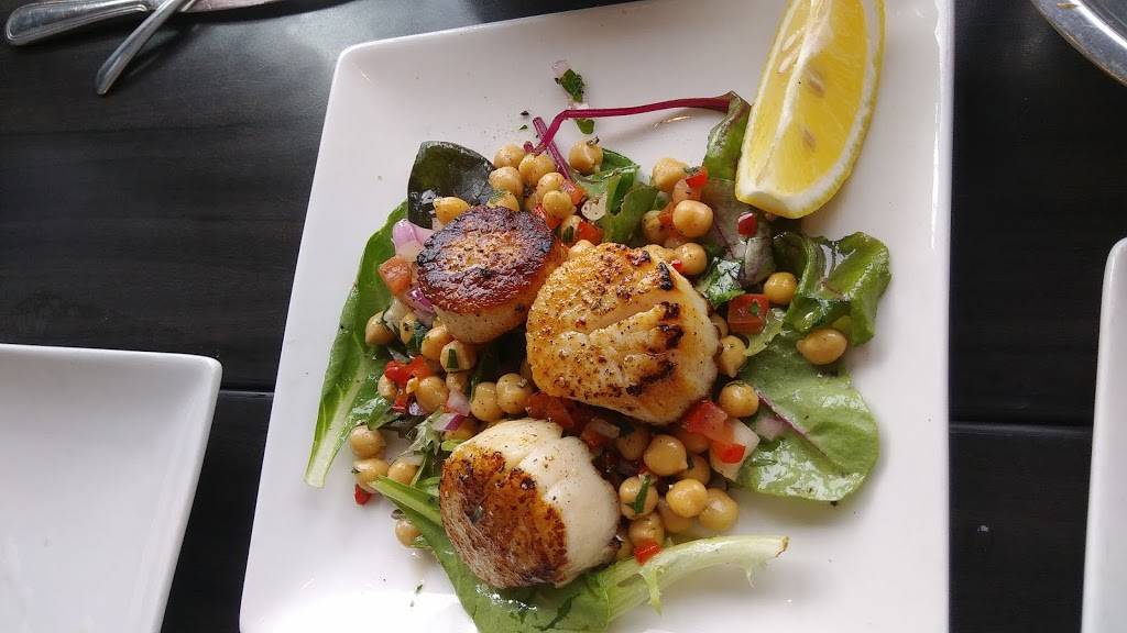 Dianas Oyster Bar and Grill | restaurant | 2105 Lawrence Ave E, Scarborough, ON M1R 2Z4, Canada | 4162881588 OR +1 416-288-1588